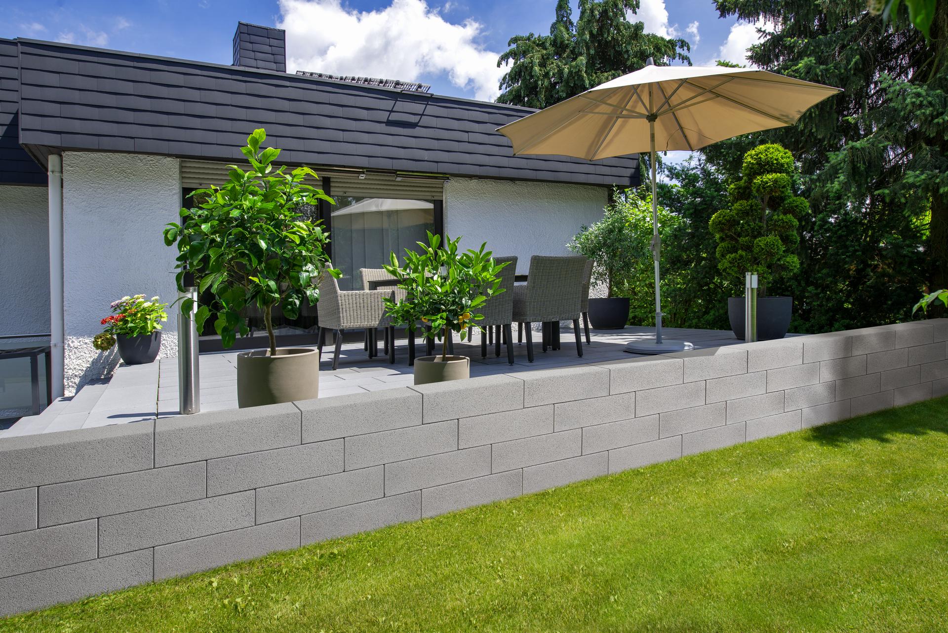Terrasse mit Gartenmauer in grau