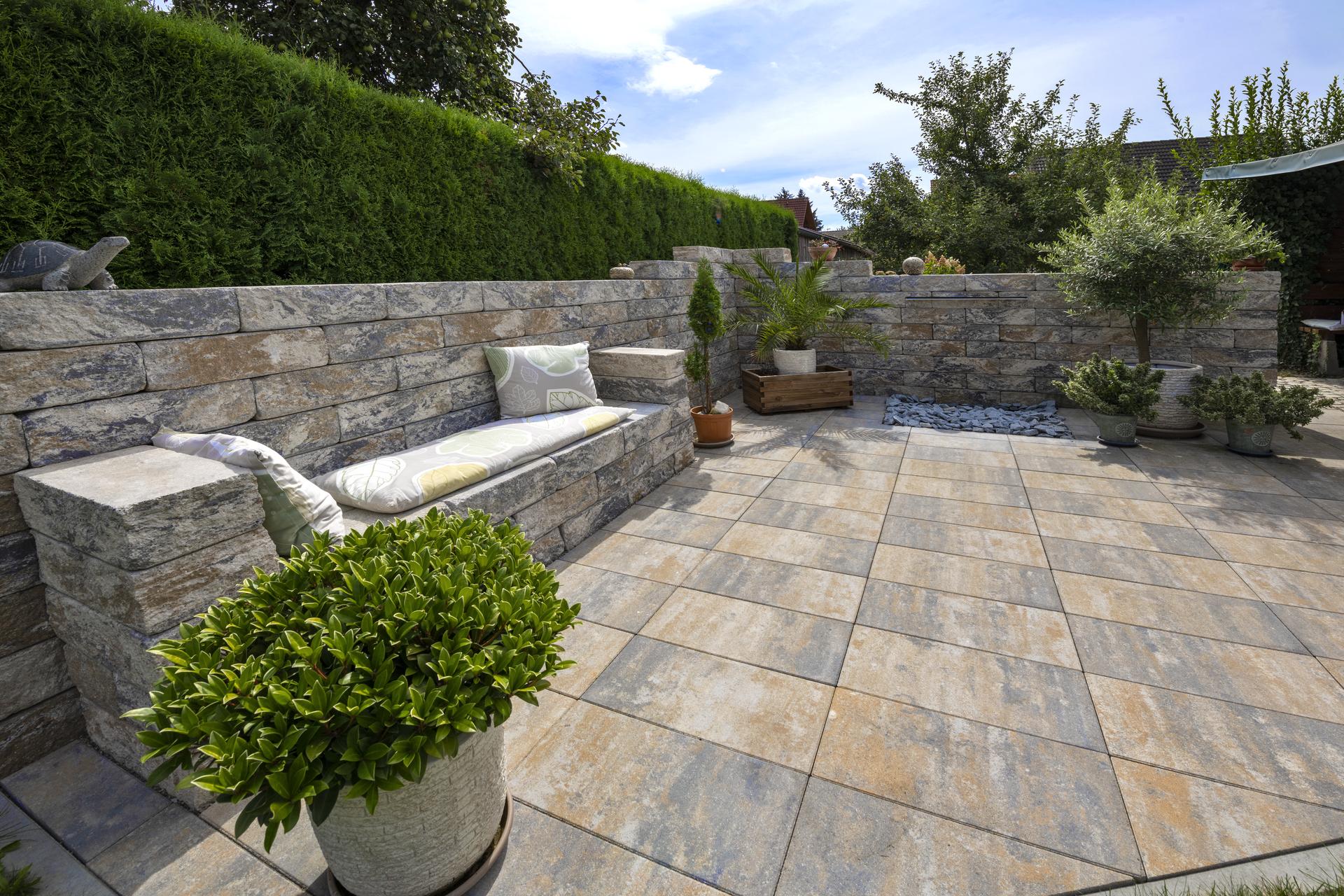 Terrasse mit DIY-Gartenbank aus Mauersteinen