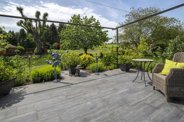 Grüner Garten mit Terrasse und Sitzecke