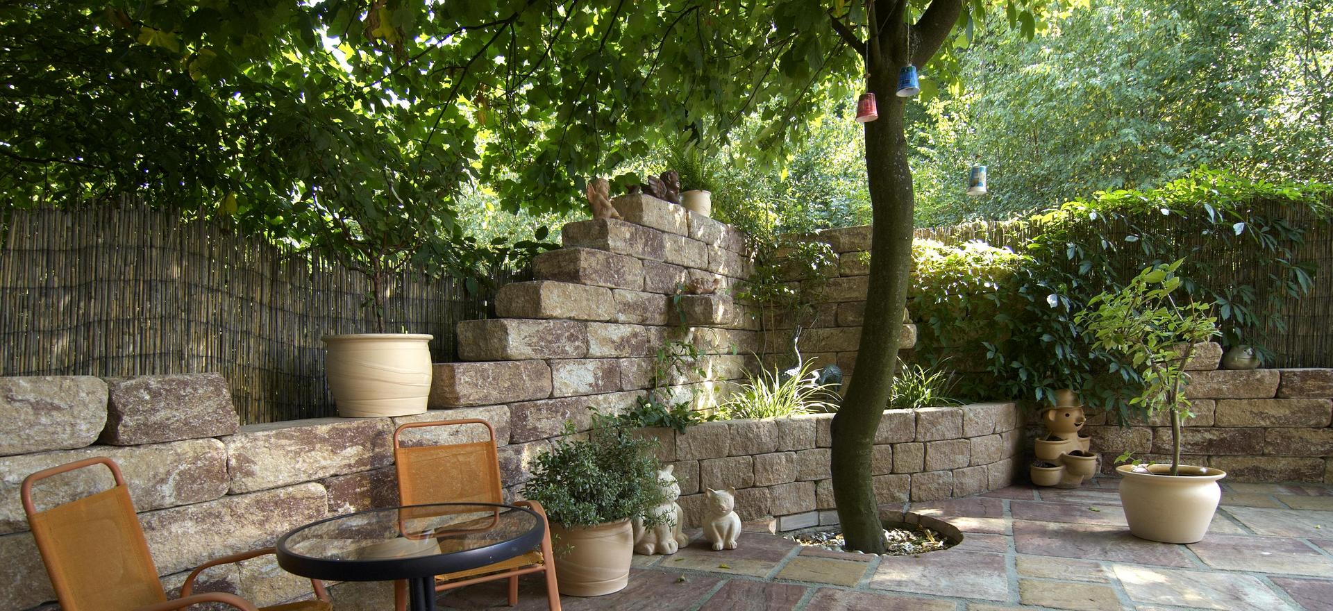 Terrasse mit Gartenmauer in Natursteinoptik