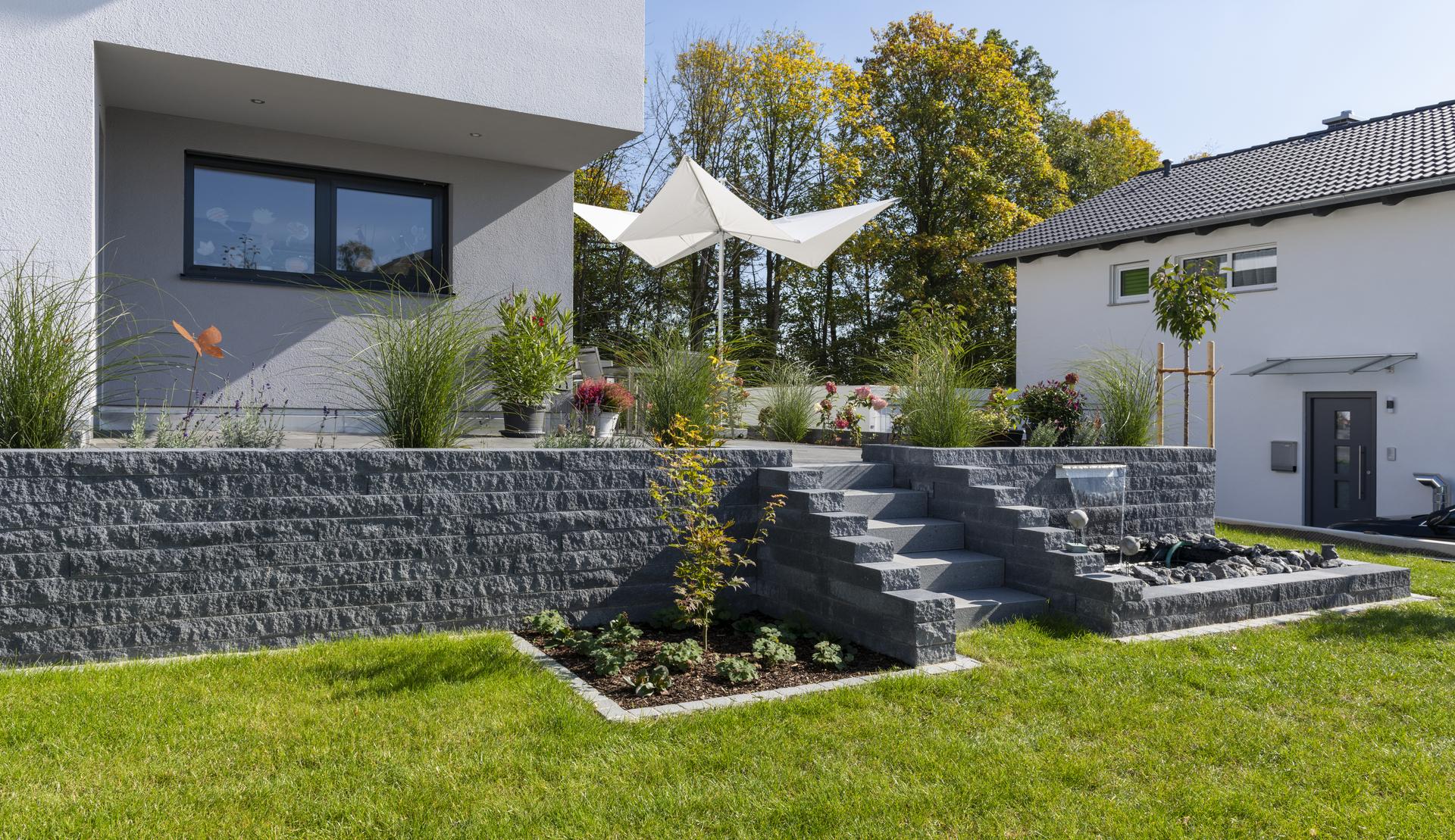 Terrassen mit Gartenmauer inkl. Wasserfall und Gartentreppen