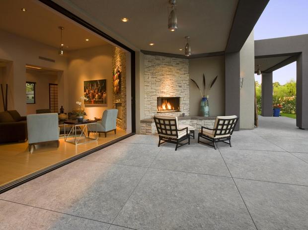 Terrasse avec espace lounge et cheminée d’extérieur