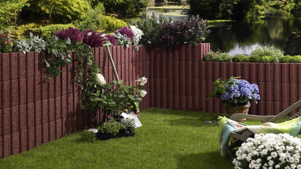 Bepflanzte Gartenwand aus Gartenstein