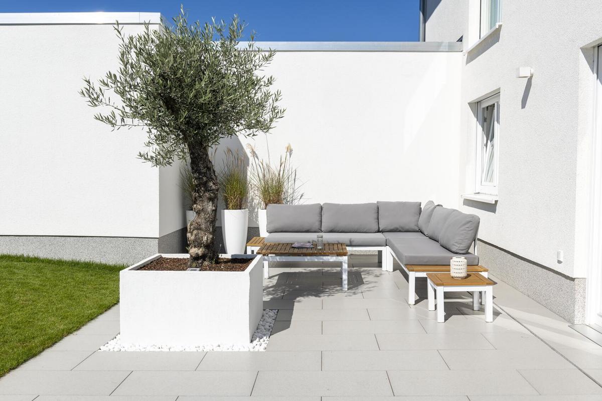 Terrasse in weiß mit Gartenlounge