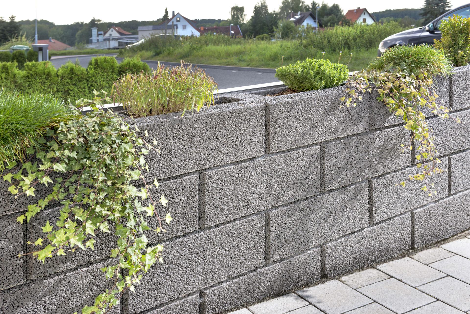 Bepflanzte Gartenmauer aus Holhkammersteine