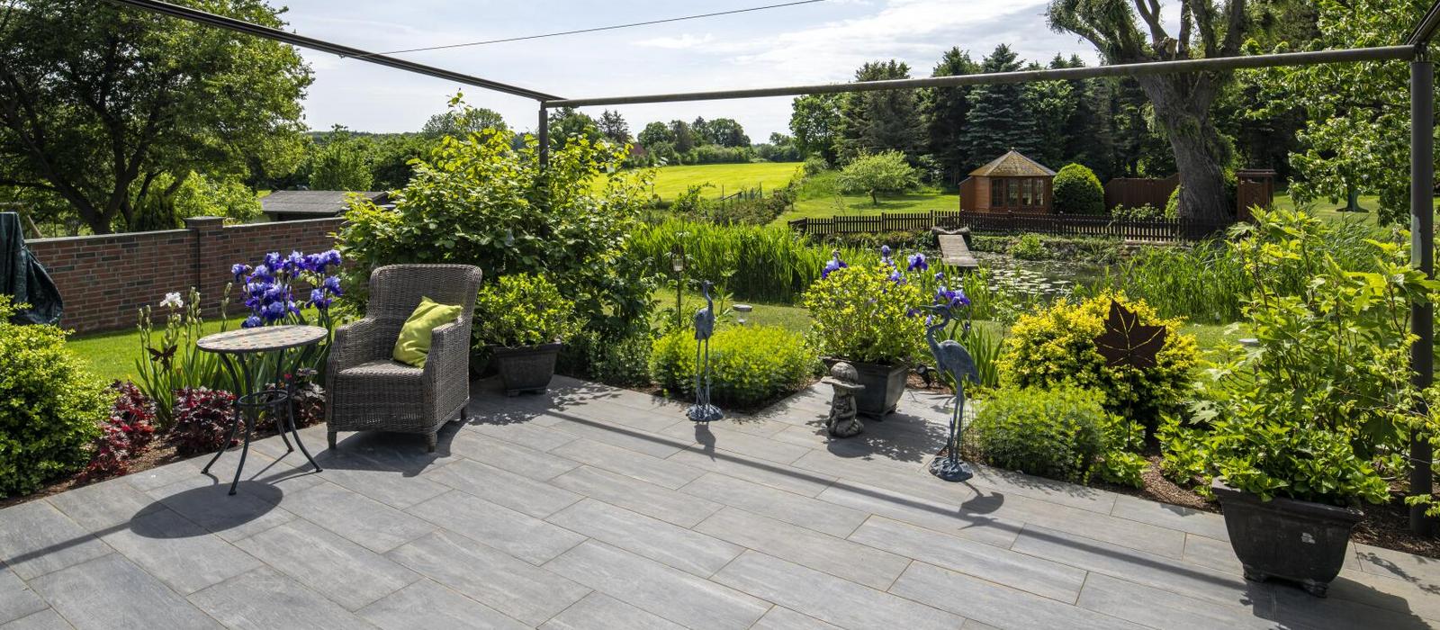 Terrasse in Holzoptik mit Pflanzen