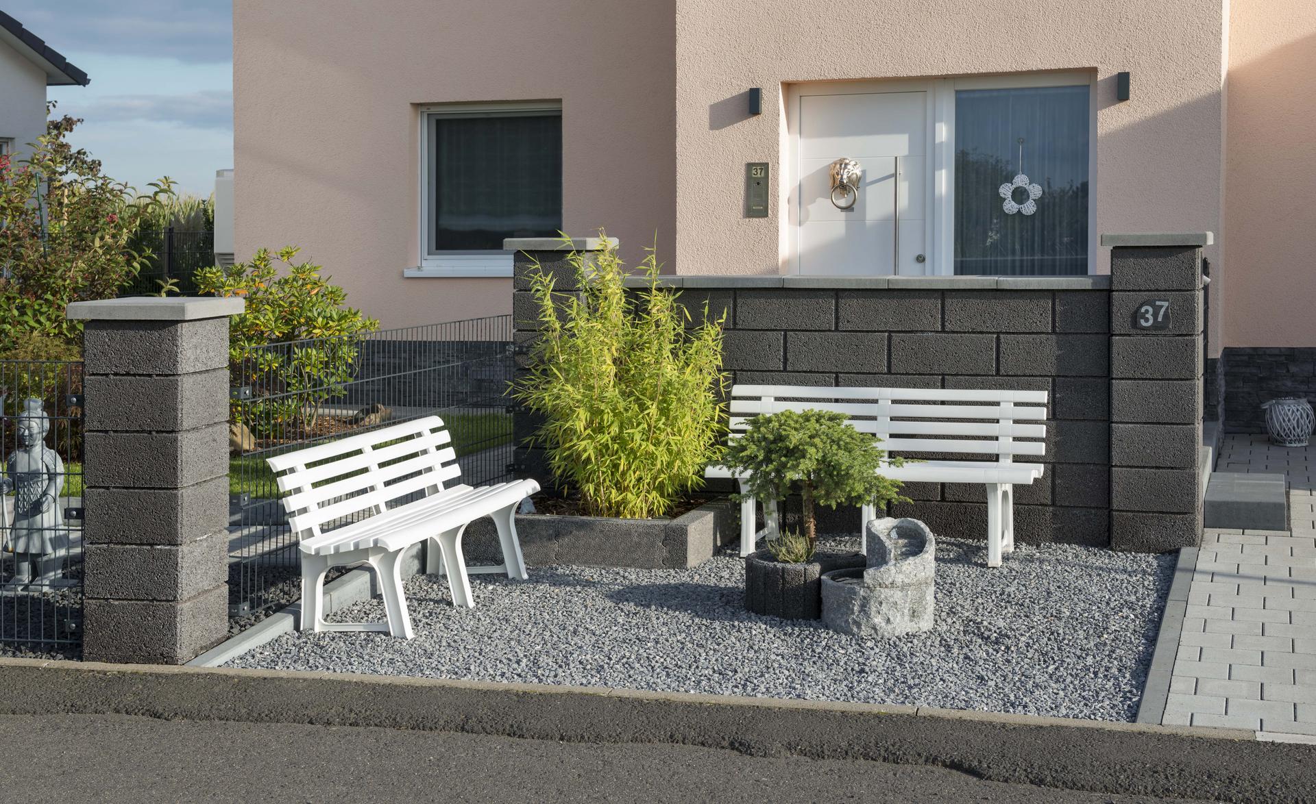 Vorgarten mit Sitzecke und Sichtschutzmauer 