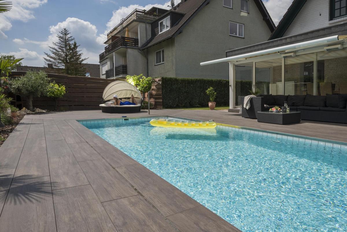 Terrassenplatte in Holzoptik mit Pool