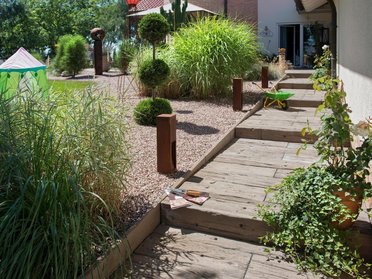 Garten mit Gartentreppe als Terrassenplatten in Holzoptik