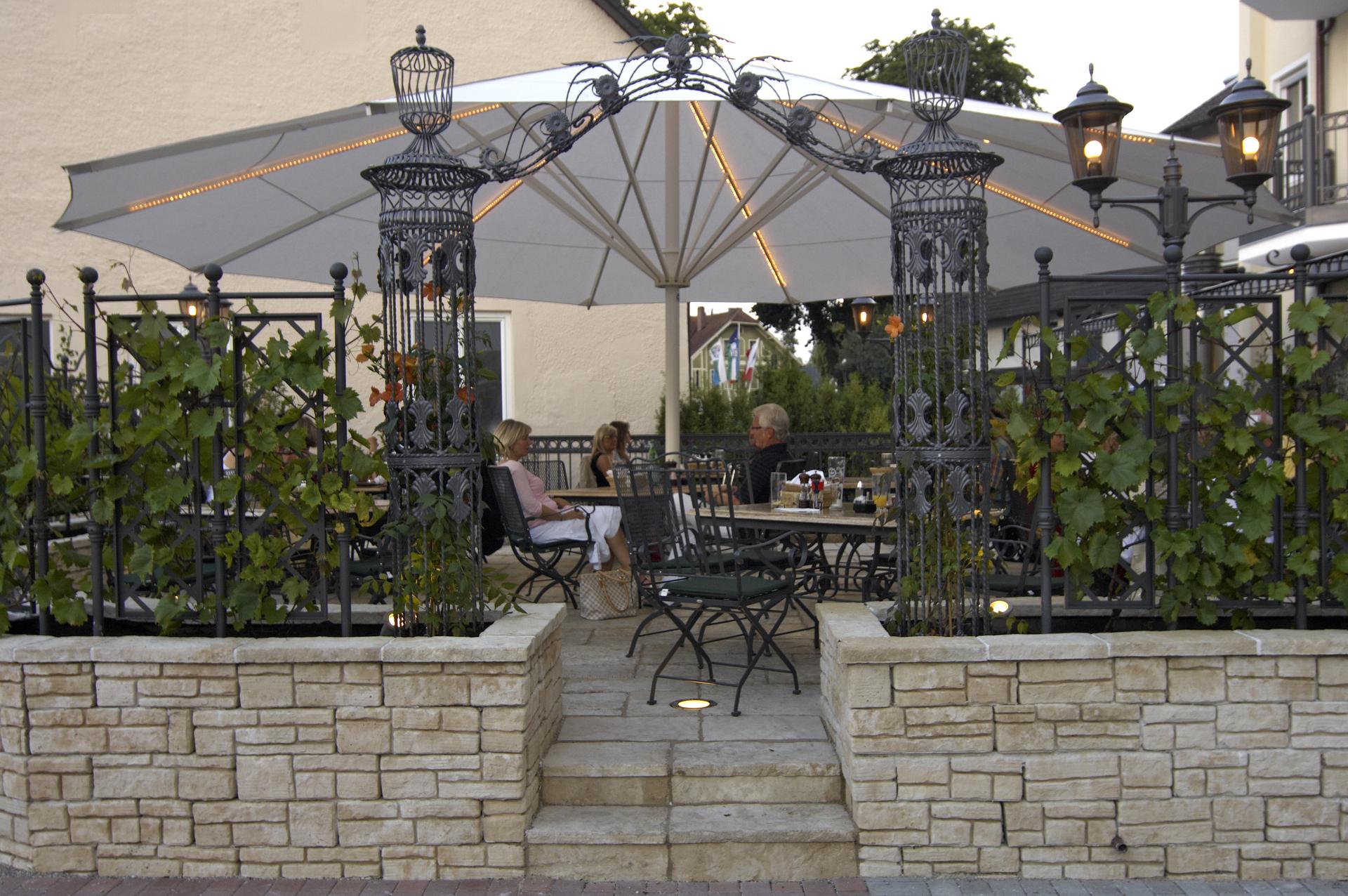 Terrasse eines Restaurants im mediterranen Look