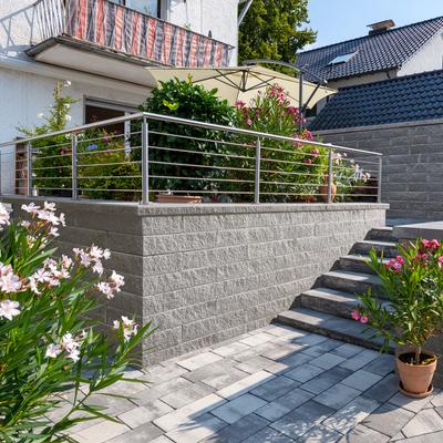 Terrasse mit Gartentreppe und Gartenmauern