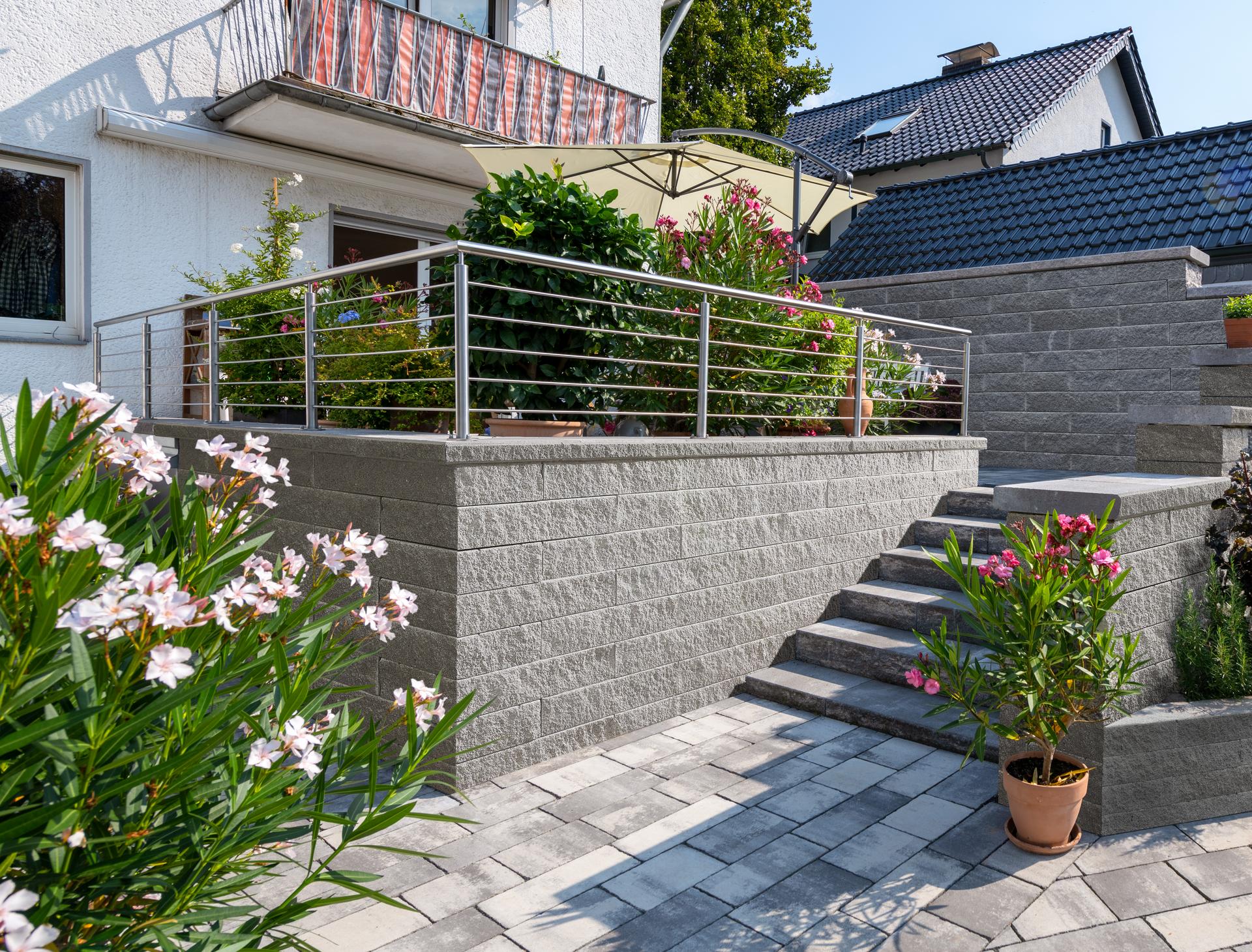 Terrasse mit Gartentreppe und Gartenmauern