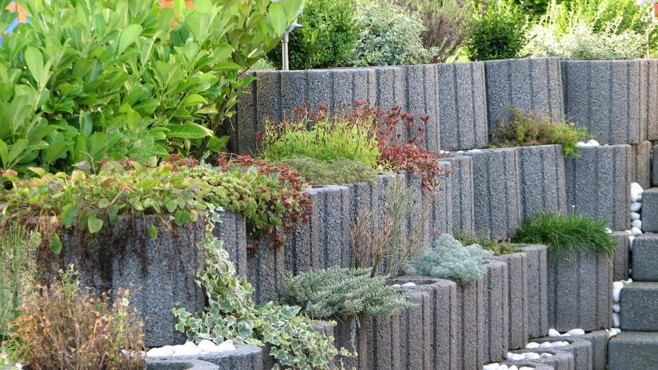 Pflanzensteine als Gartenmauer