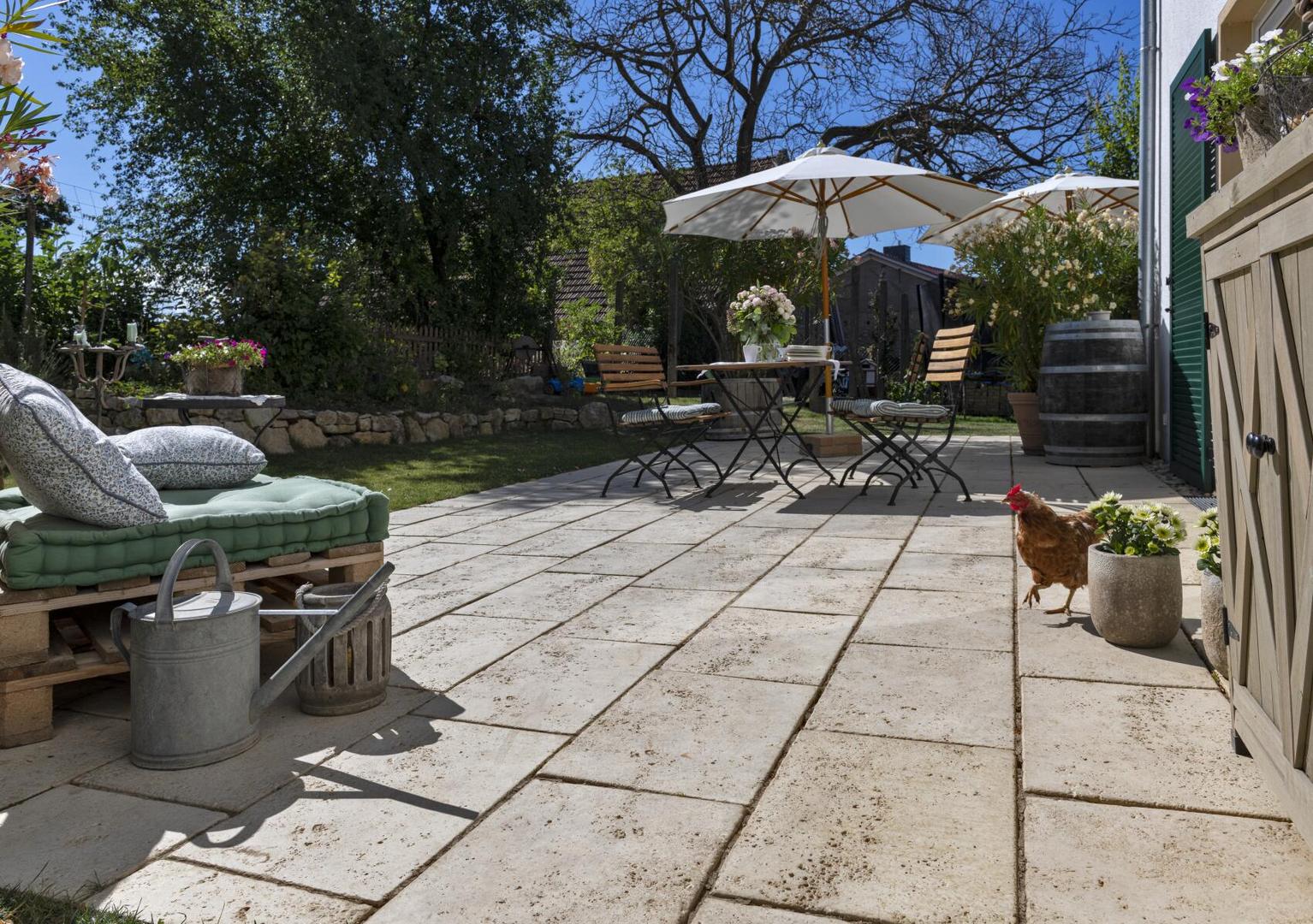Terrasse mit Huhn