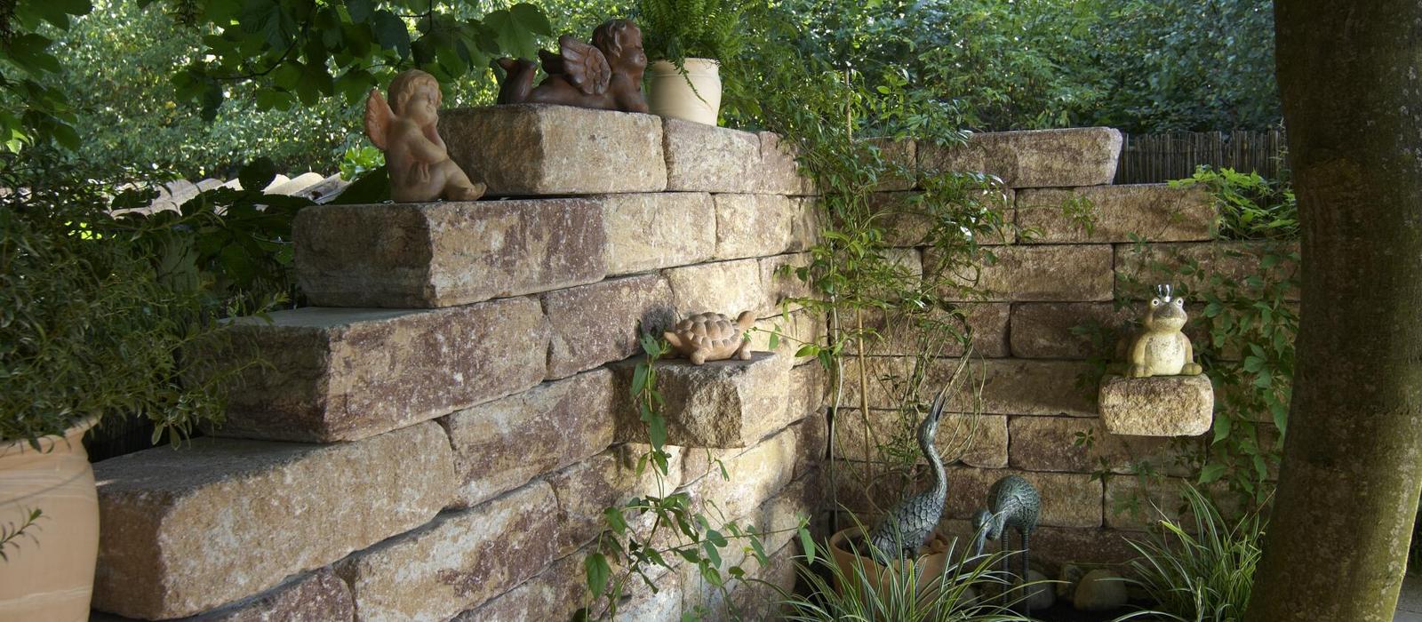 Garten mit Bruchsteinmauer